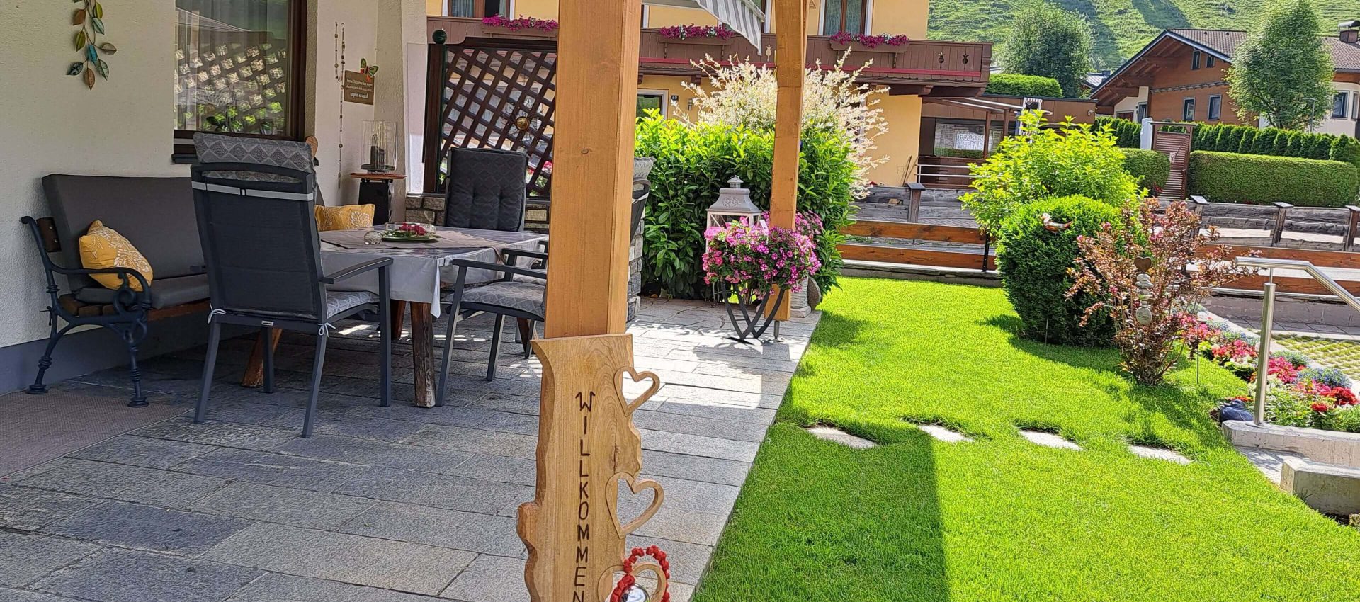 Gemütliche Terrasse der Pension Weinschreiber im Raurisertal mit schönem Garten.